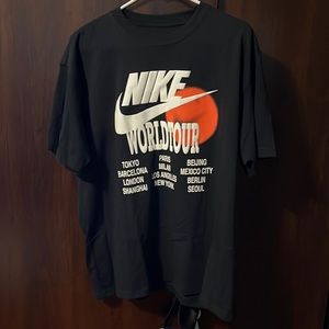 Nike Mens World Tour Tee size medium